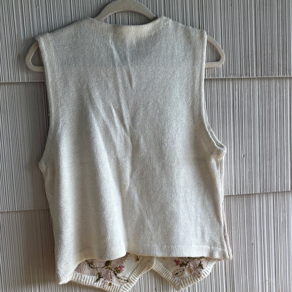 Floral Embroidered Knit Vest - Picture 10 of 10